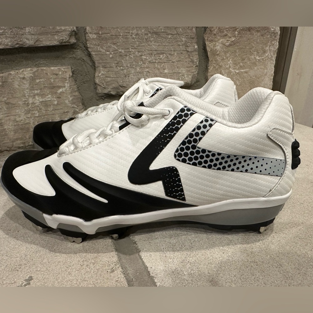 Rip-It Men's White and Black Cleats